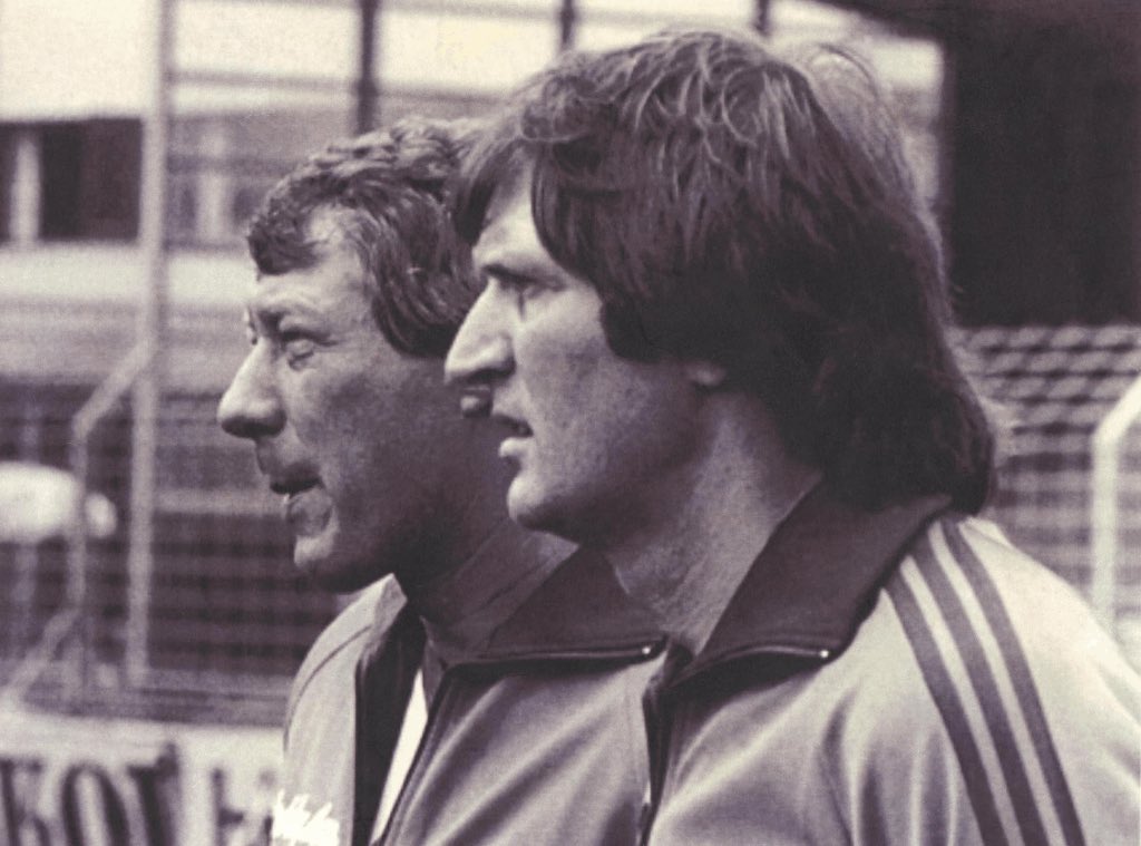 Samen met <a href="/EdSlier/">Ed Slier</a> en supporters vindt <a href="/Hartv00rDenHaag/">Hart voor Den Haag 💚💛</a> dat #ADO-icoon Lex Schoenmaker een standbeeld heeft verdiend! Lees het artikel <a href="/EdNorthside/">NORTHSIDE.NL</a> hier 👇 northside.nl/de-mos-roept-o…