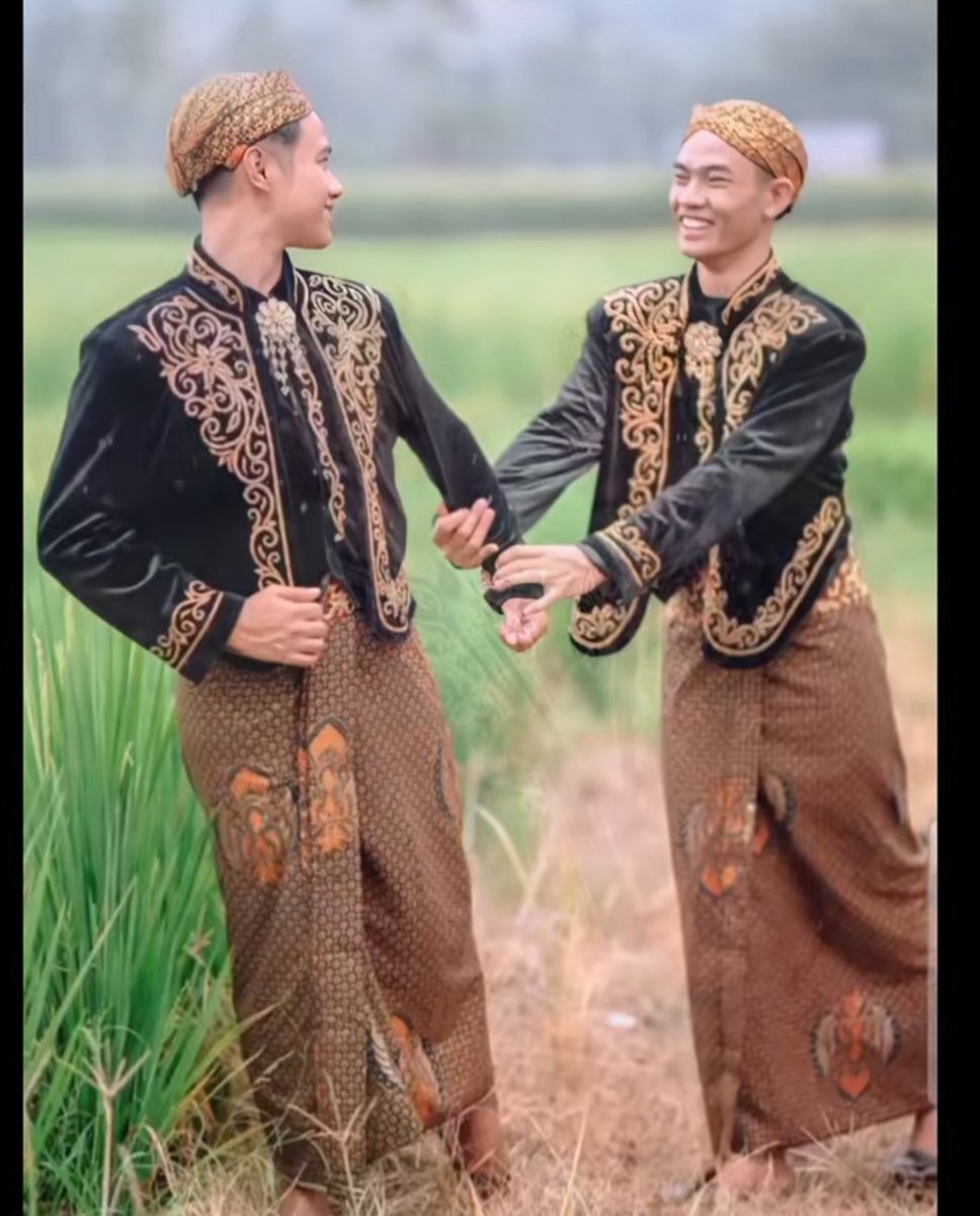 999o7i's tweet photo. Ini konsepnya gimana duda asal jember nikahi pria asal Lombok pake adat Jawa https://t.co/Nsla7iVrdL