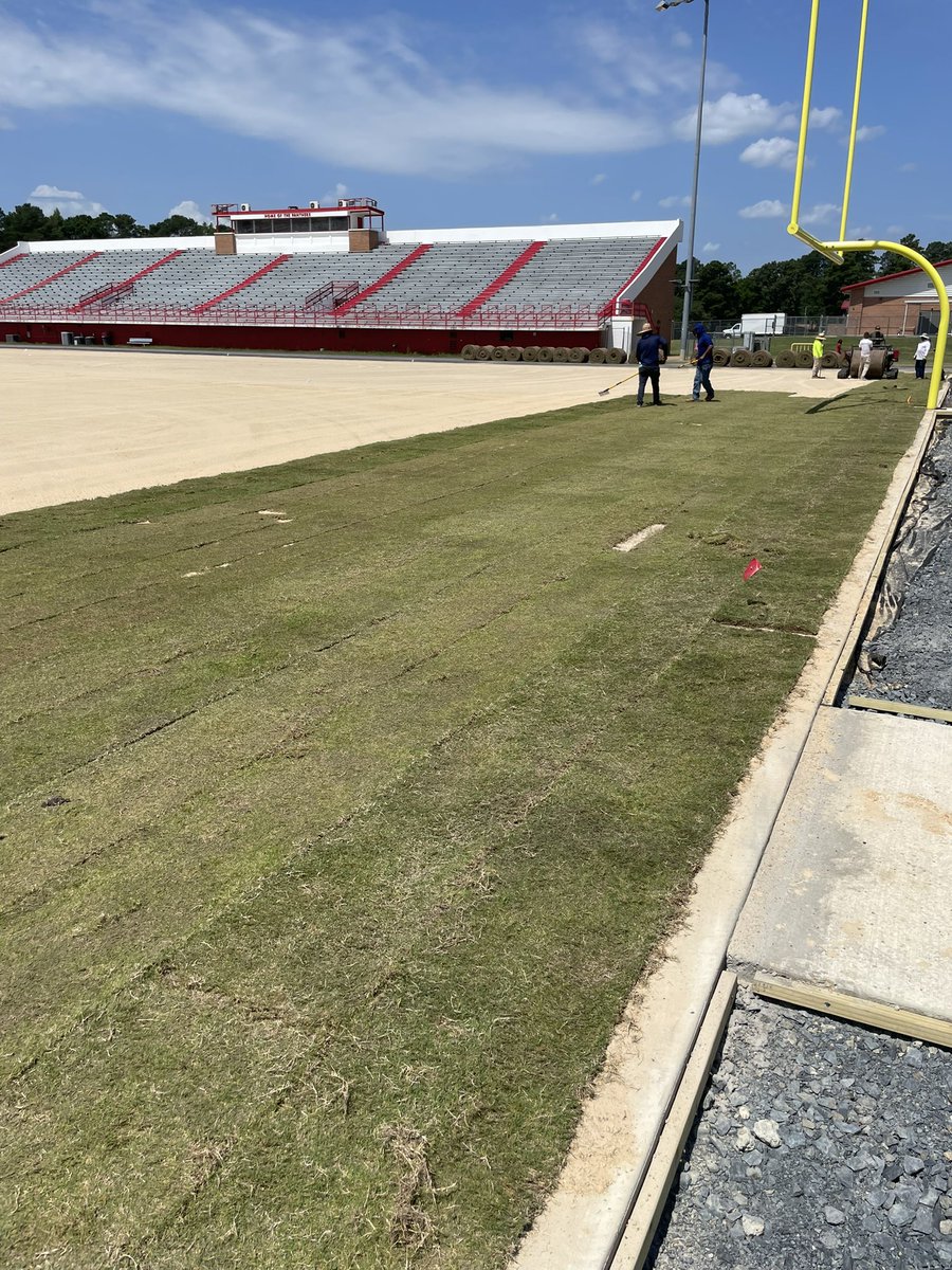 skipward73's tweet image. New sod on Don Hubbard Field!! #naturalgrass #oldschool @GeoSurfaces can do it all! @MHSMagnoliaAR @Magnolia_FB