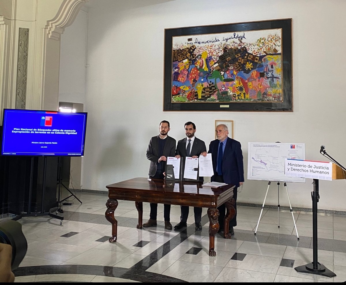 Winfried Hempel (@winfriedhempel) on Twitter photo Hoy es un Gran Día, Chile recupera la soberanía sobre su territorio usurpado por más de medio siglo por un puñado de inmigrantes criminales provenientes de Alemania, que solo trajeron muerte, sufrimiento y maldad.
Con Colonia Dignidad hoy EXPROPIADA se cierra este pozo sin fondo Hoy es un Gran Día, Chile recupera la soberanía sobre su territorio usurpado por más de medio siglo por un puñado de inmigrantes criminales provenientes de Alemania, que solo trajeron muerte, sufrimiento y maldad.
Con Colonia Dignidad hoy EXPROPIADA se cierra este pozo sin fondo