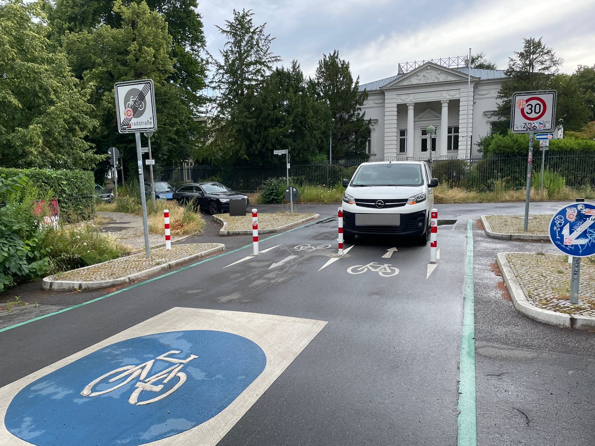 BikerPankow's tweet image. Alles, wo ein Fahrradsymbol drauf ist, ist Parkplatz. #Pankow #Majakowskiring