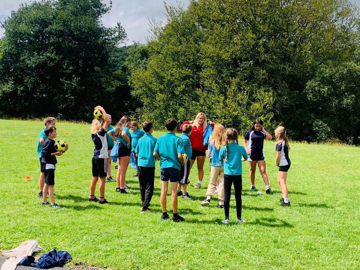 Diolch enfawr i Casi Gregson, aelod o dîm pêl-droed merched dan 19 Cymru, am sesiwn wych o gemau a phêl-droed gyda disgyblion Bl. 5 a 6 ⚽
Cawsom brynhawn egniol a llawn hwyl – ac i orffen, sesiwn holi ac ateb.
Diolch Casi am ysbrydoli’r genhedlaeth nesaf⚽️🌟🏴󠁧󠁢󠁷󠁬󠁳󠁿