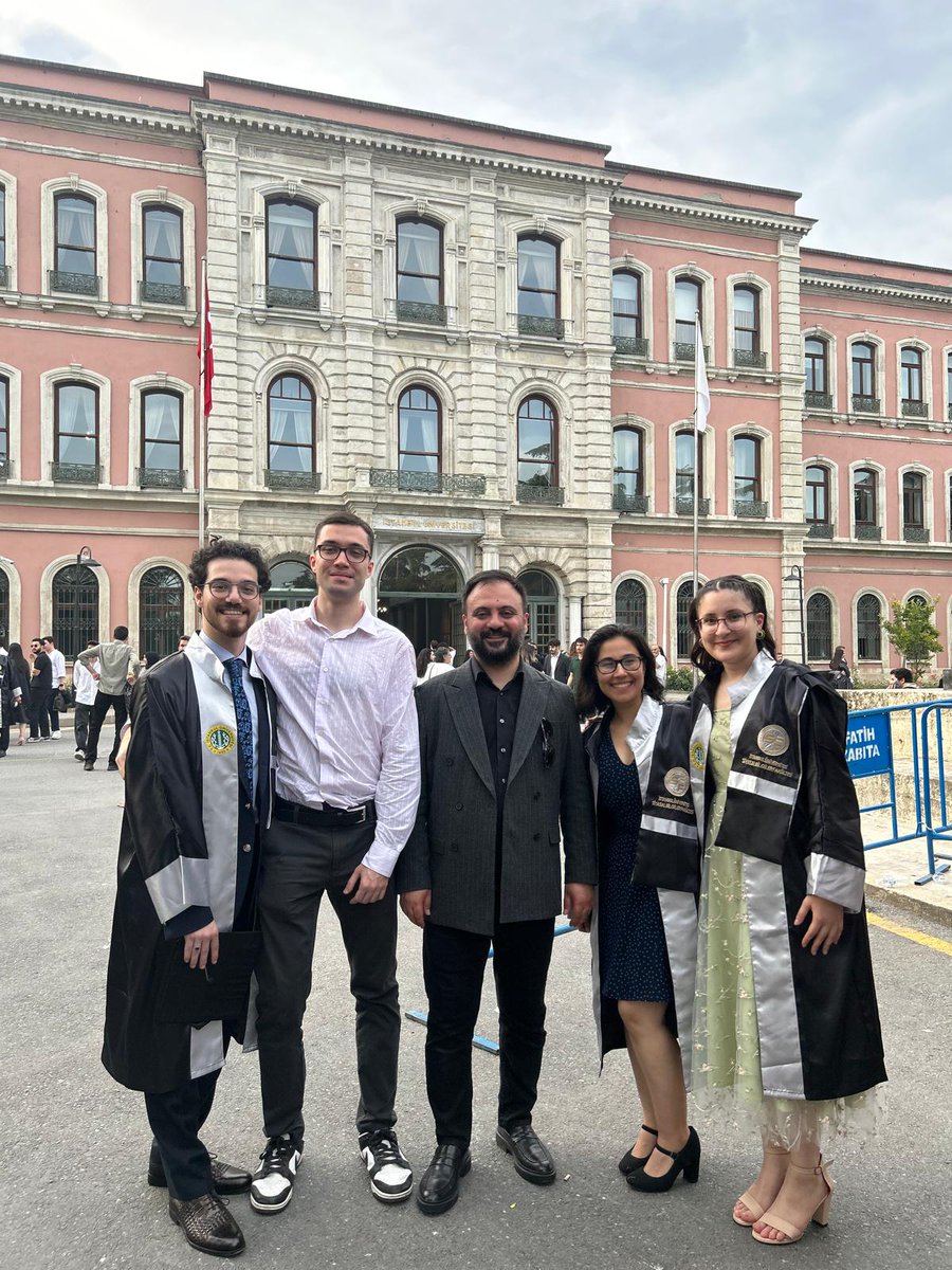 ÇAP yaptığım Siyaset Bilimi ve Uluslararası İlişkiler bölümünden de mezun olarak İstanbul Üniversitesi maceramın şimdilik sonuna geldim. İki bölümümden de birincilikle mezun olmanın gururunu yaşarken, başta canım ailem, kıymetli hocalarım ve arkadaşlarıma sevgilerimi sunuyorum.