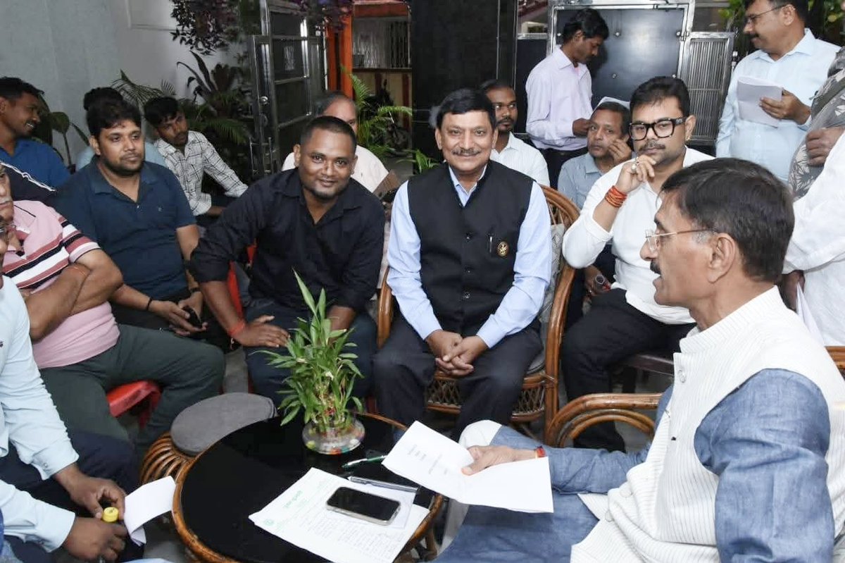 Prakash40124739's tweet photo. केंद्रीय रक्षा मंत्री श्री संजय सेठ जी से मिलते हुए और क्षेत्र में रोड खराब है  उस पर विशेष विचार रखें l https://t.co/Vnz5tDsytY