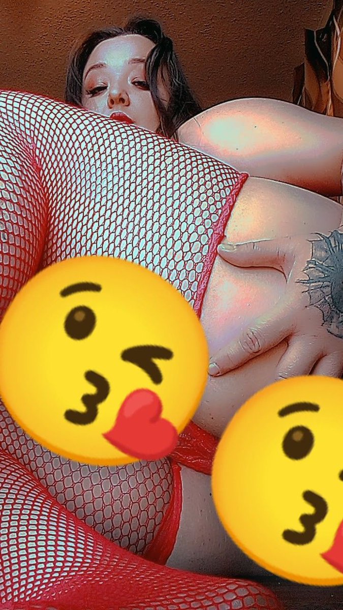 Beg4Becky's tweet photo. If you’re gonna stare, you better pay for the privilege, baby 💋 This view wasn’t made for freeloaders. Spoil me or scroll like the broke little thing you are 😘💸
 #BratEnergy #NSFW #FindommeFantasy" https://t.co/p0Q35SwBDM
