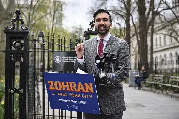 À New York, près d’un tiers des ultra-riches soutiennent Zohran Mamdani, jeune socialiste musulman vainqueur des primaires démocrates pour la mairie. Un soutien inattendu de PDG, traders et avocats d’affaires. 👇