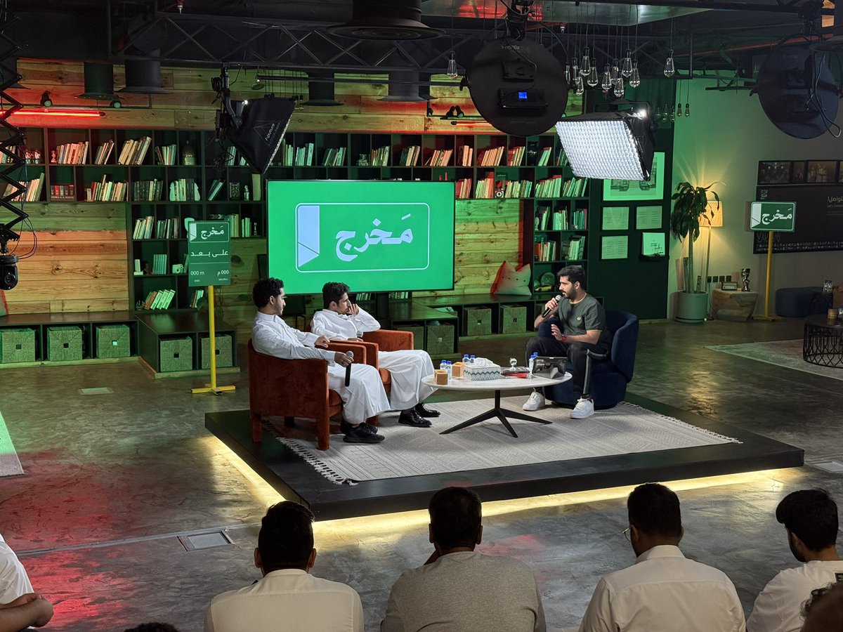 AbdullAlmoshwah's tweet image. الكاتب المبدع يزيد الموسى @yzd99 يكشف لنا كيف ولدت فكرة #فخر_السويدي، ويروي مسيرته في كتابة الأفلام والمسلسلات.

والمخرج الأنيق عبدالله با مجبور @4ASB يفتح قلبه ليشاركنا خطواته الأولى وتجربته في عالم الإخراج.

كل ذلك ضمن فعاليات @thestage_sa الذي يجمع المبدعين ويحكي أروع قصص…