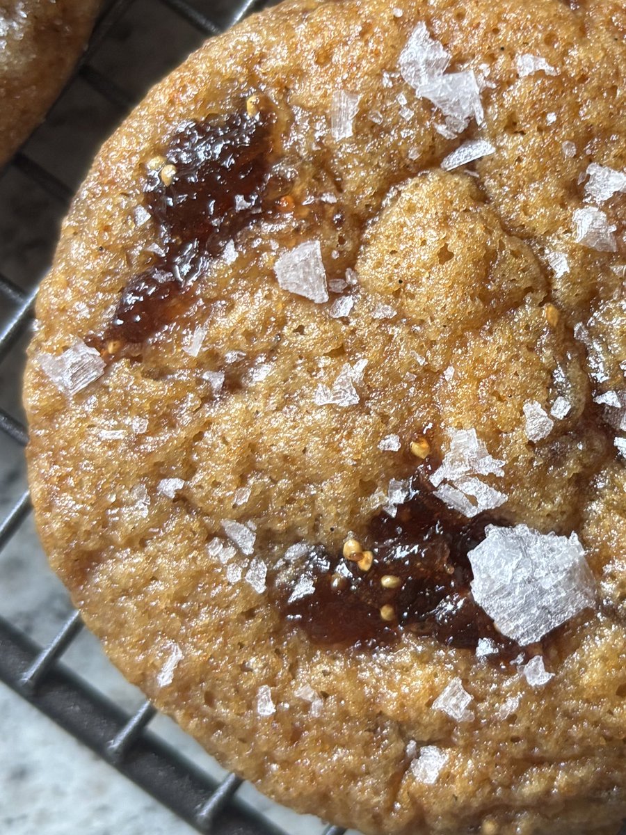 bakingenjoyer's tweet image. brown butter, vanilla bean and honey cookies swirled with fig and earl grey jam &lt;3
