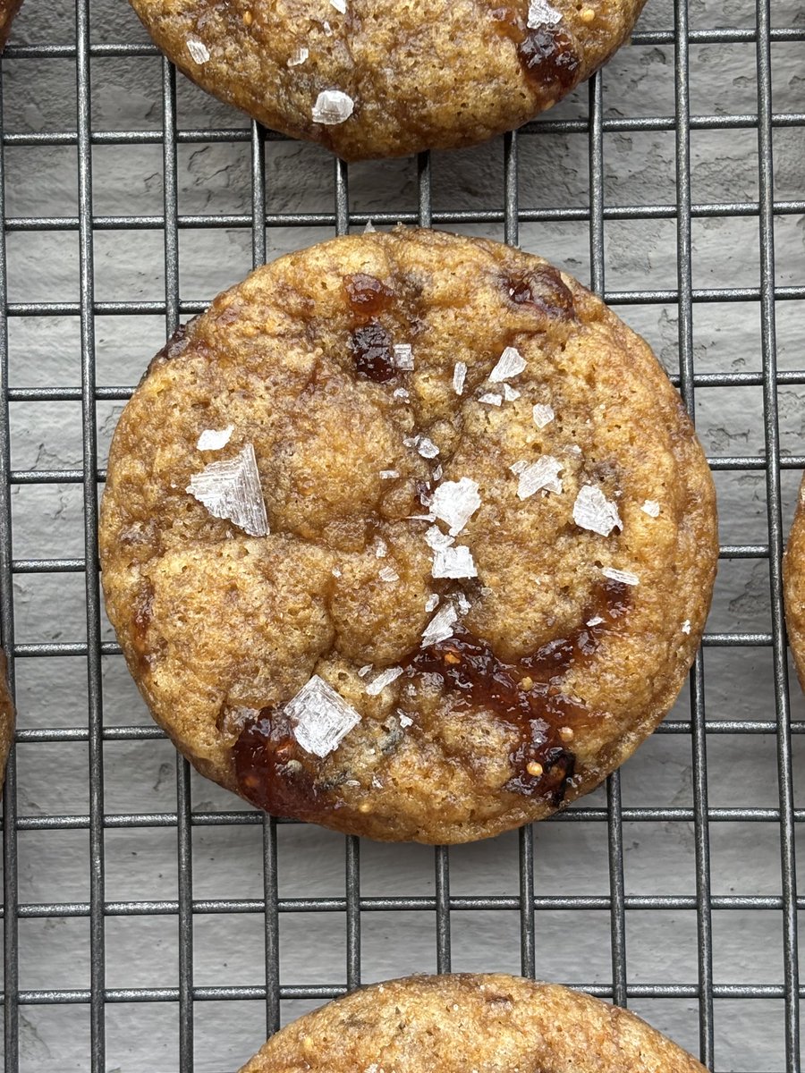 bakingenjoyer's tweet image. brown butter, vanilla bean and honey cookies swirled with fig and earl grey jam &lt;3