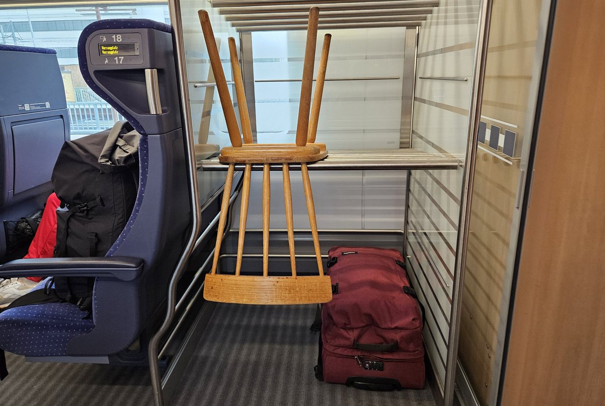 Kommt in Wagen 4. Hier gibt es noch einen Platz.