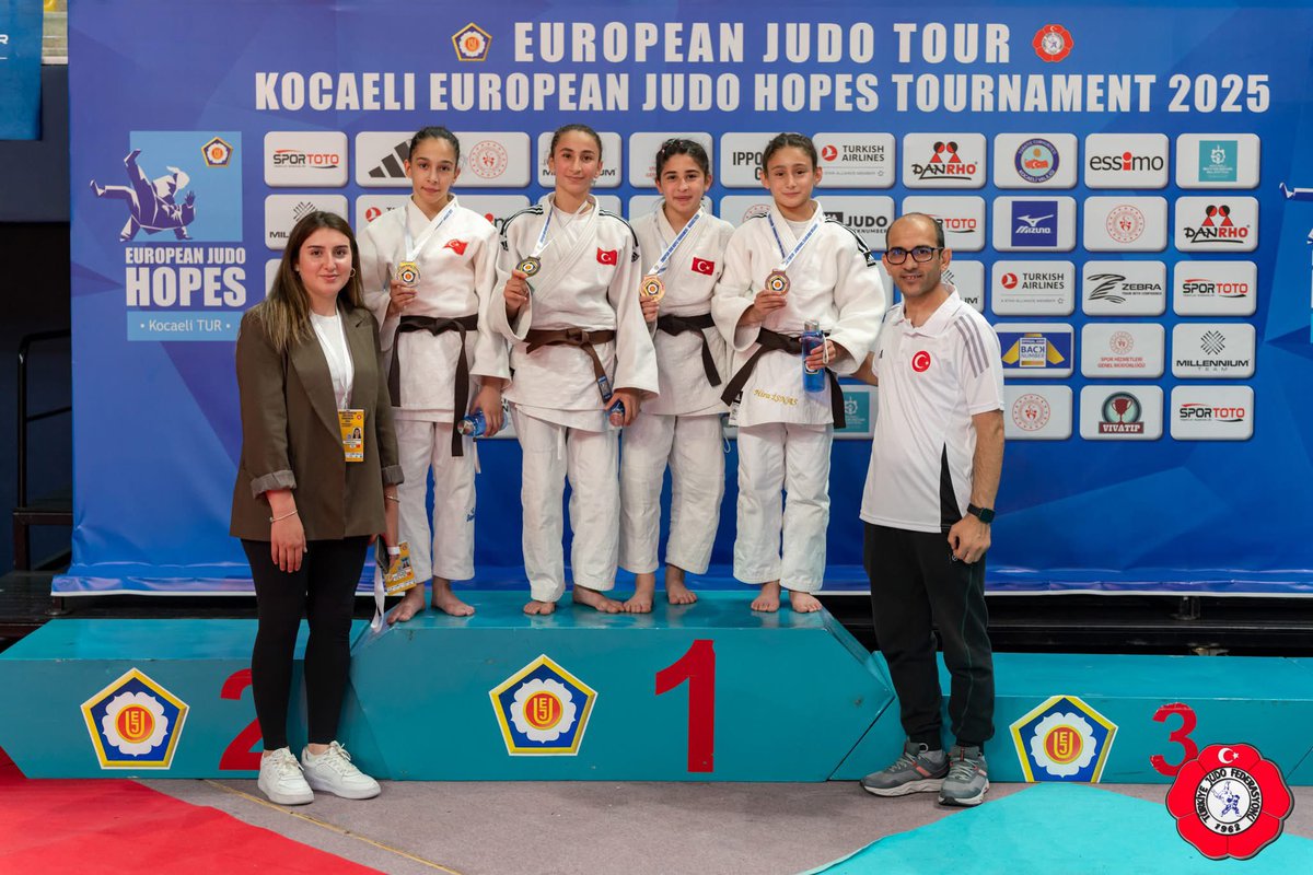 rakip49's tweet photo. 5-6 Temmuz 2025 KOCAELİ ilinde yapılan
Yıldızlar JUDO AVRUPA KUPASI ŞAMPİYONASINDA 
36 kg Hira İŞNAS AVRUPA ÜÇÜNCÜSÜ 🥉
+57 kg Gökçe TAYYAN AVRUPA ÜÇÜNCÜSÜ 🥉olmuştur.
Bize destek veren herkese çok teşekkür ederim.@fjuysal @shuysuz @okansamurcu @VANSESIGAZETESI @van65haber https://t.co/zkdNoUQNpQ