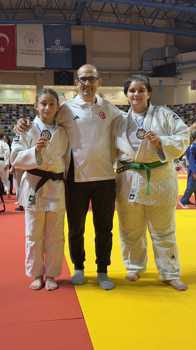 rakip49's tweet photo. 5-6 Temmuz 2025 KOCAELİ ilinde yapılan
Yıldızlar JUDO AVRUPA KUPASI ŞAMPİYONASINDA 
36 kg Hira İŞNAS AVRUPA ÜÇÜNCÜSÜ 🥉
+57 kg Gökçe TAYYAN AVRUPA ÜÇÜNCÜSÜ 🥉olmuştur.
Bize destek veren herkese çok teşekkür ederim.@fjuysal @shuysuz @okansamurcu @VANSESIGAZETESI @van65haber https://t.co/zkdNoUQNpQ