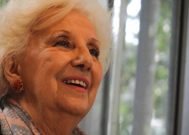 Que mujer extraordinaria nos dió la vida. 
No somos conscientes del valor de <a href="/abuelasdifusion/">Abuelas de Plaza de Mayo</a> 

RECONOCIDAS MUNDIALMENTE. 
Gracias Estela ! 
🤎 
140 veces gracias !