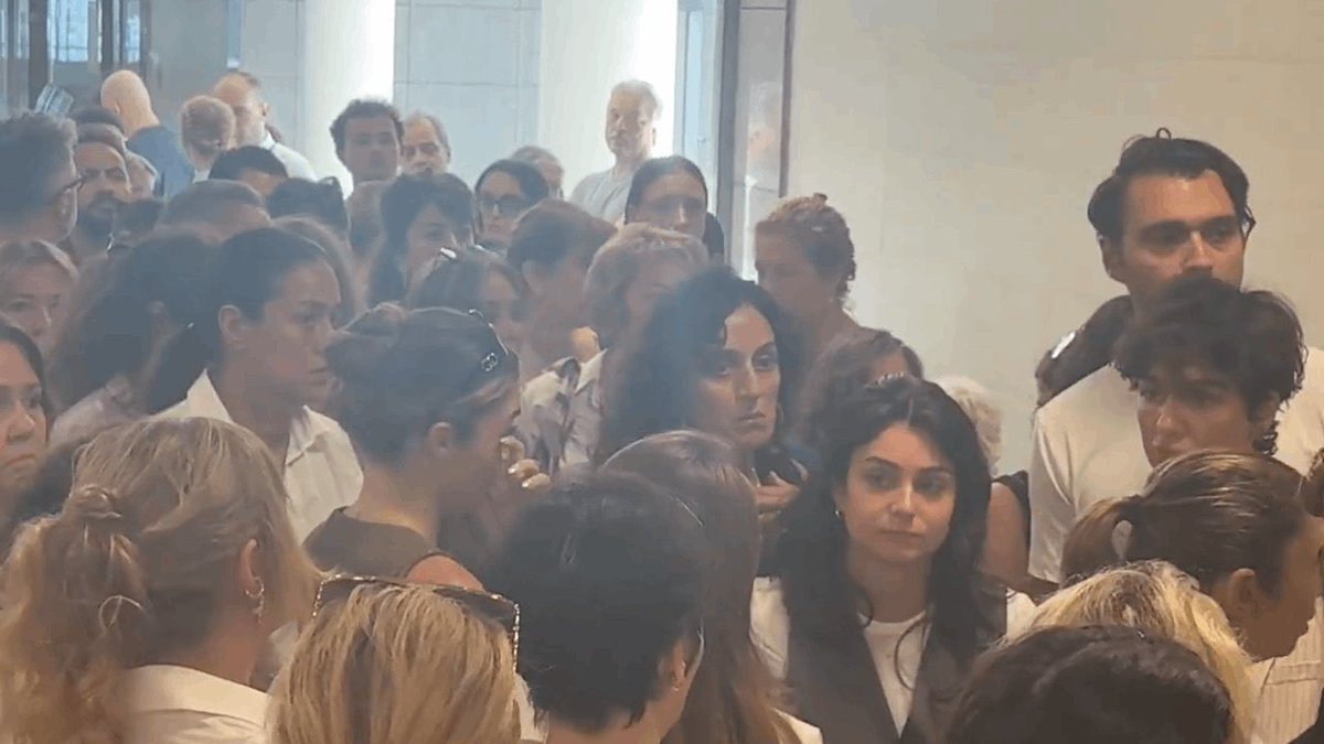 Filistin'de binlerce masum insan katledildi, sesleri çıkmadı, dün 12 vatan evladı şehit oldu yine sesleri çıkmadı ama Ayşe Barım için sabahın köründe karga bokunu yemeden adliyeye doluşmuşlar.
Biz bu sanat sepet tayfayı yeterince aşağılamıyoruz!