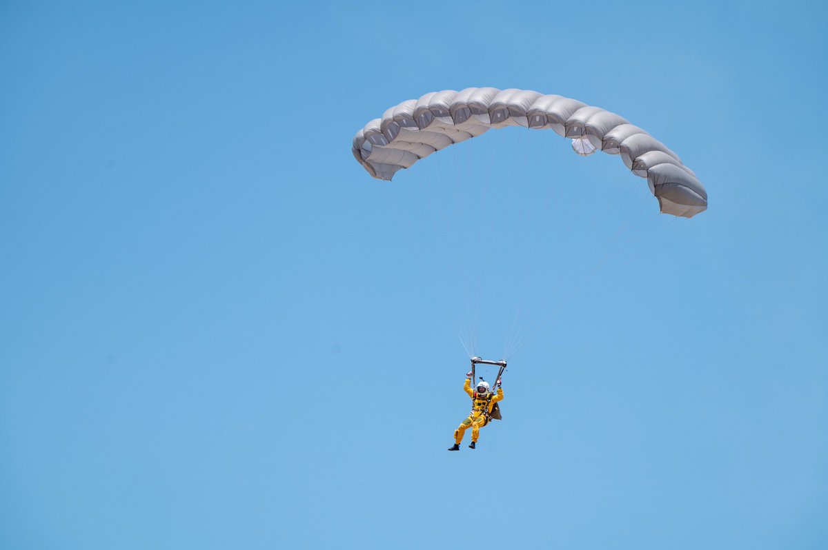 EdwardsAFB's tweet image. Opportunity rewards the prepared! 🪂
Our Test Parachute Team recently jumped at the Beale AFB open house in full U-2 flight suits.
Why?!
While the location made sense, this also provided our testers non-standard training ahead of future #USAF SERE developmental tests. #AFMC