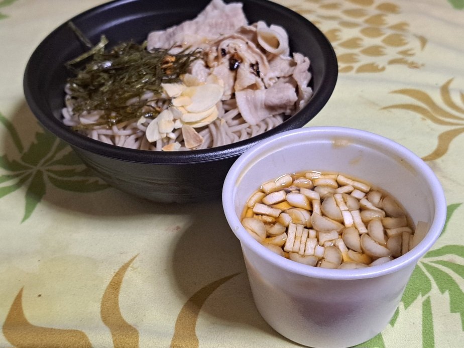 2025年6月26日(木)の晩御飯

【UberEats／侍空・西神奈川3丁目2号店】
●豚しゃぶラー油つけそば
　トッピングねぎ

#紅露もな #もな飯てろ報告