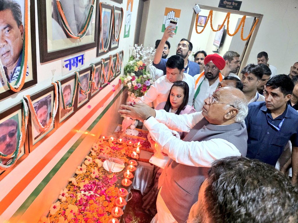 आज छत्तीसगढ़ प्रदेश कांग्रेस कमेटी के प्रदेश मुख्यालय राजीव भवन में अखिल भारतीय कांग्रेस कमेटी के निर्वाचित राष्ट्रीय अध्यक्ष सम्मानीय श्री मल्लिकार्जुन खरगे जी ने 25 मई 2013 को झीरम घाटी में शहीद हुए छत्तीसगढ़ महतारी के वीर सपूतों के सम्मान में 2 मिनट मौन रखकर श्रद्धांजलि अर्पित