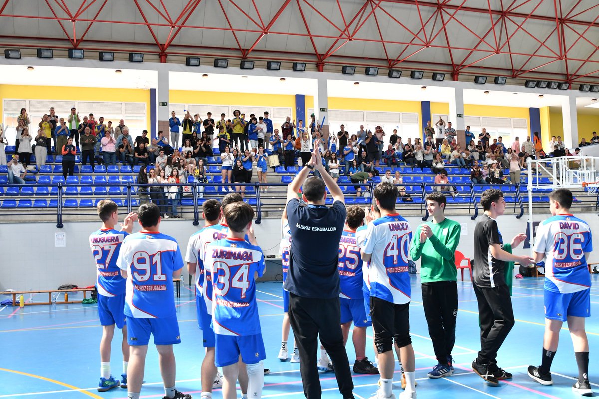 "No te sorprenda volverme a ver"

No alcanzan las palabras de agradecimiento, siento que estoy en deuda con ustedes.  Nuestros caminos se separan pero deseo que en la exigencia y búsqueda de crecimiento nos volvamos a cruzar!!! 🔵⚪🔵

¡Hasta pronto <a href="/MuskizEskubaloi/">Muskiz Eskubaloia</a>!