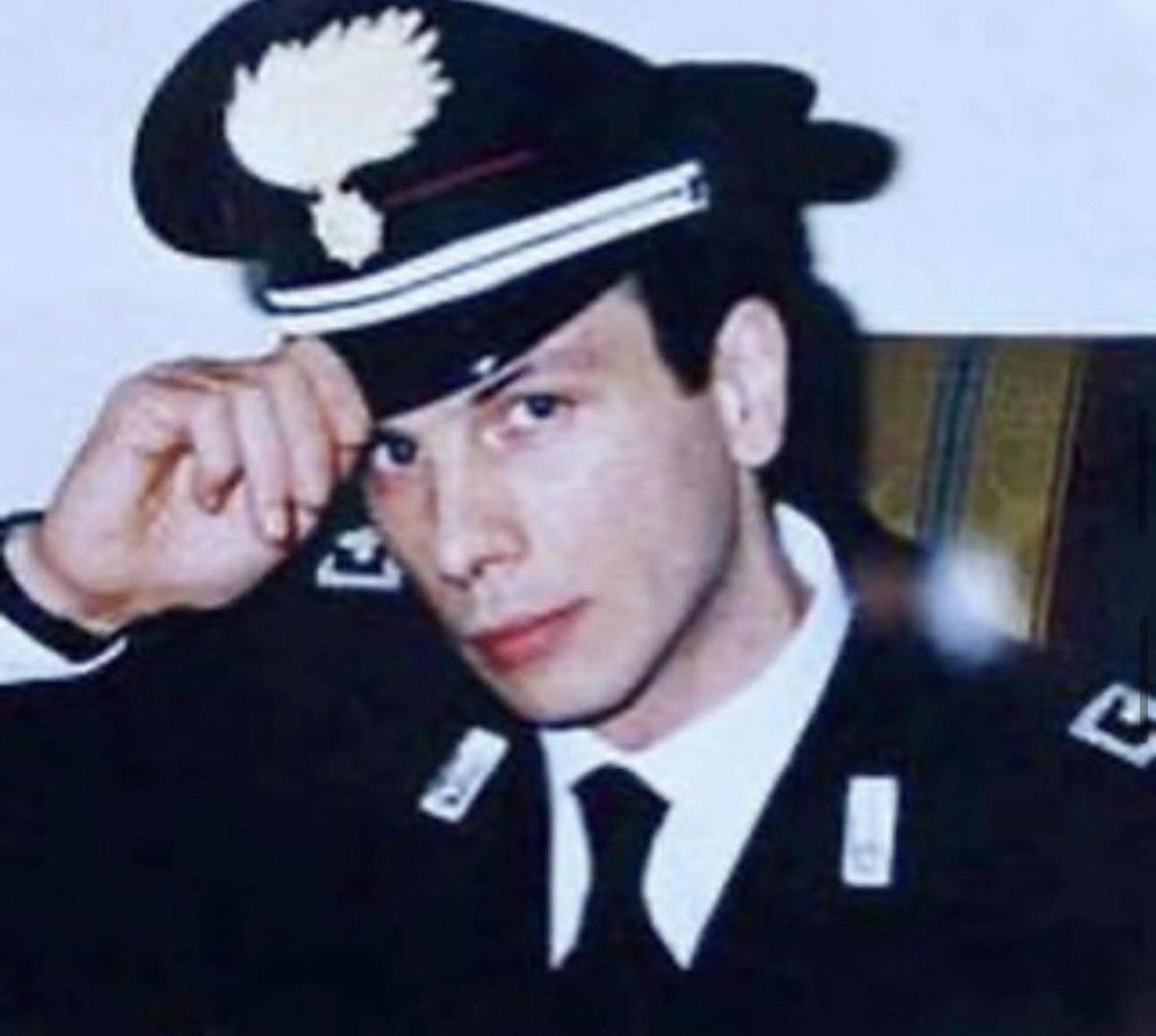 paoloborrometi's tweet image. “Donai i suoi organi perché lui avrebbe voluto così”
Era solo un ragazzo. Quattro proiettili lo raggiunsero all’occhio destro e alla spalla, lasciandolo agonizzante a terra. Morì a 31 anni poche ore dopo, il 7 luglio del 1996, 29 anni fa.
Lui è Sebastiano D’Immè. Giovane,…