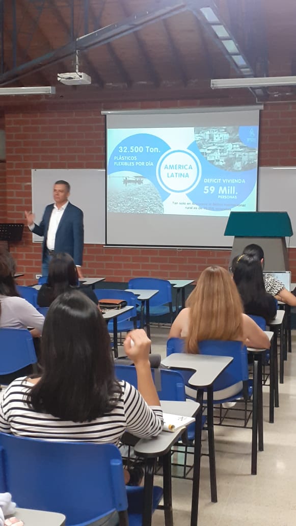 #ActualidadUnacense 📌Semillero de Ética y Sostenibilidad de la FCAC lidera conversatorio con Jhon Berrío, fundador de “Botellas de Amor” para inspirar acciones sostenibles con impacto social💛💙
Lee la nota completa aquí: 
👉unac.edu.co/botellas-de-am…