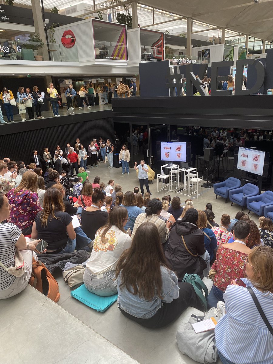 Belle journée au <a href="/KedParis/">Ked Paris</a> pour cette 1ere journée de vacances 😊
Des milliers de professeurs des écoles, des éditeurs du monde éducatif, des dizaines de conférences pédas, j’interviens sur le calcul mental, les jeux et les cahiers Calcul Mental <a href="/editionsbordas/">Les Éditions Bordas</a> 🧮🎲
#maths