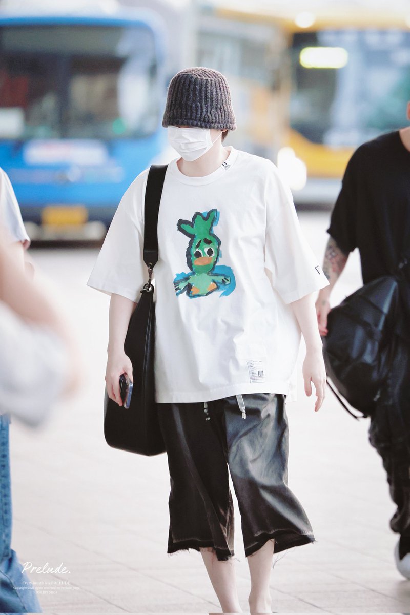 Yoongi_quyt's tweet photo. [ 250707 ] SUGA Airport 2025 
Korea 🛫 US 

Cre. @ Prelude_suga
https://t.co/ZR6AvUTlwg

#SUGA #AgustD #MinYoongi #슈가 #민윤기 #방탄소년단 #BTS #SUGAstyle https://t.co/0cZBLiisBx