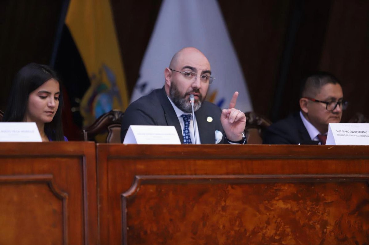 CJudicaturaEc's tweet photo. 🔴 | #ComparecenciaCJ

En relación con los requisitos para el ingreso a la #FunciónJudicial, el presidente @MarioGodoyEc informó que, a través de las #ReformasCOFJ, se plantea establecer impedimentos específicos para quienes hayan sido condenados por delitos que afecten la fe pública o al Estado.

Entre estos delitos se incluyen: cohecho, tráfico de influencias, prevaricato, delincuencia organizada y violencia de género.

Esta medida busca fortalecer la integridad institucional y garantizar que el servicio de justicia esté conformado por profesionales con probidad ética y legal.

#JusticiaResponsable ⚖️