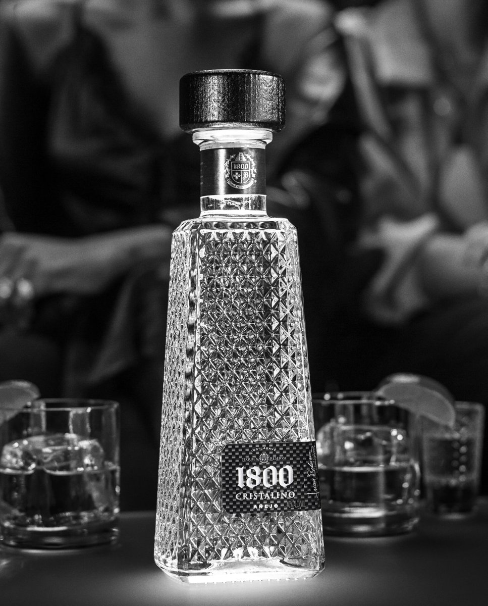 EmersonDutyFree's tweet image. 1800 Cristalino Añejo Tequila — aged in French oak & finished in port wine casks. Crystal clear, with rich notes of vanilla, caramel & toasted wood. Añejo depth with a smooth, clean finish. Perfect for slow sipping or elegant cocktails.🥃
#EmersonDutyFree #DoBetterAtTheBorder