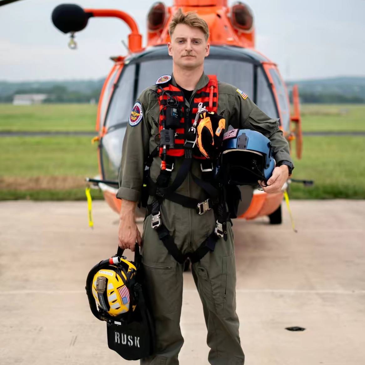 MahalaxmiRaman's tweet image. 🇺🇸 #USCoastGuard Rescue Swimmer and Petty Officer Scott Ruskin, directly saved an astonishing 165 victims in the devastating flooding in Central #Texas today

📌 This was the first Rescue ⛑️ Mission of his entire career and he ...