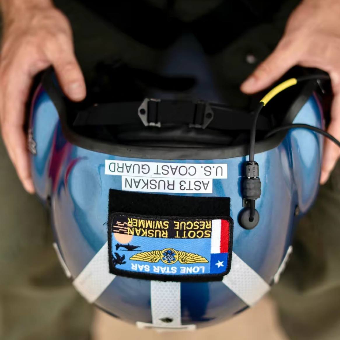 MahalaxmiRaman's tweet image. 🇺🇸 #USCoastGuard Rescue Swimmer and Petty Officer Scott Ruskin, directly saved an astonishing 165 victims in the devastating flooding in Central #Texas today

📌 This was the first Rescue ⛑️ Mission of his entire career and he ...