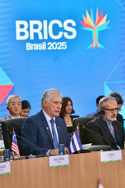Después de 6 décadas de un bloqueo económico convertido en leyes de un país extranjero,q se ha reforzado una y otra vez con el único y declarado propósito de provocar un estallido social, #Cuba🇨🇺 se enfrenta hoy a un nuevo acto de prepotencia imperial...enfatizó <a href="/DiazCanelB/">Miguel Díaz-Canel Bermúdez</a>
