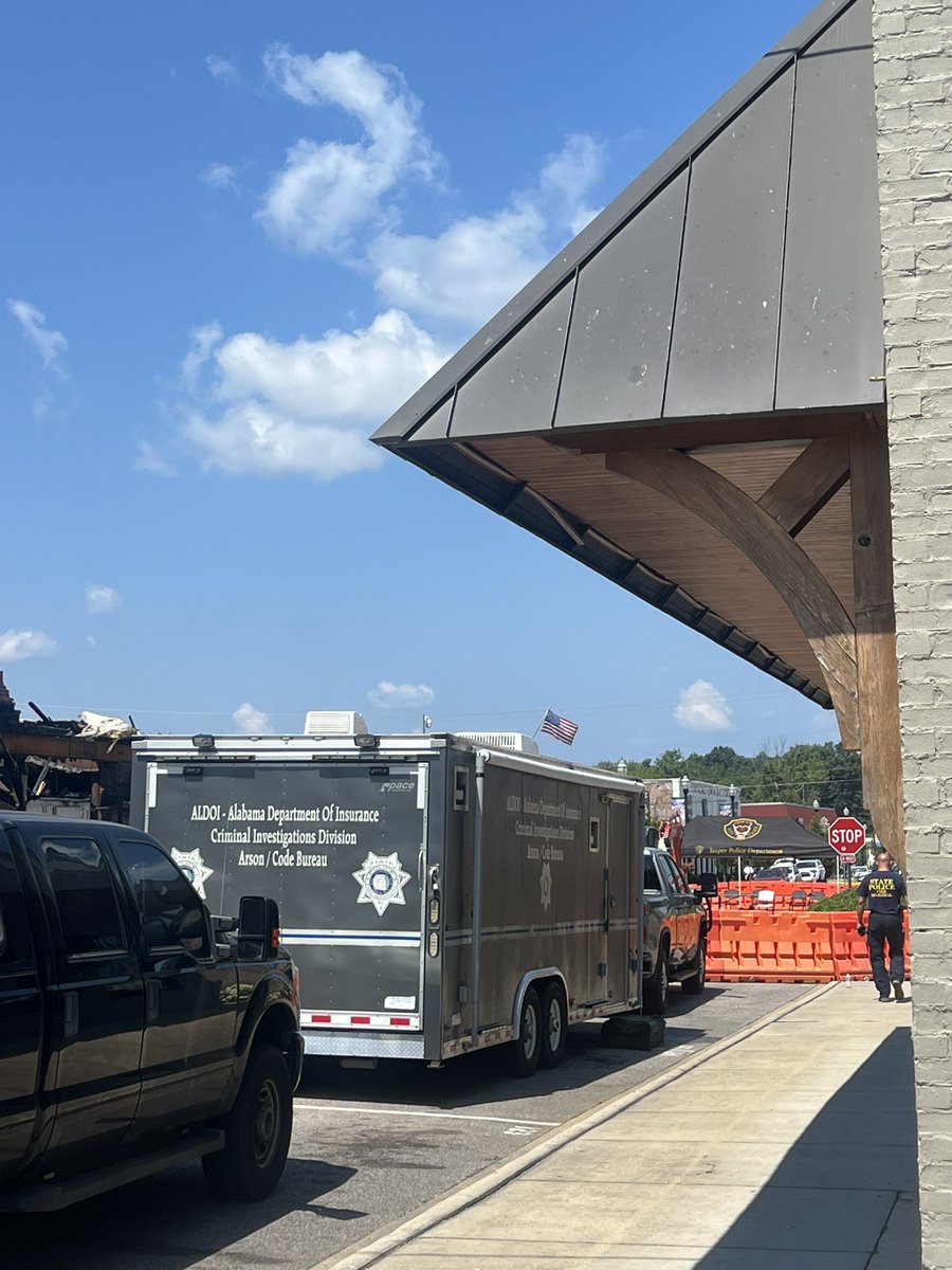 CharlizeRamosTV's tweet image. ALDOI is in Jasper investigating what caused the fire at the Public Defender’s Office early Saturday morning. Crews have also just started cleaning up damage. #JasperAL #CBS42 #JasperFire