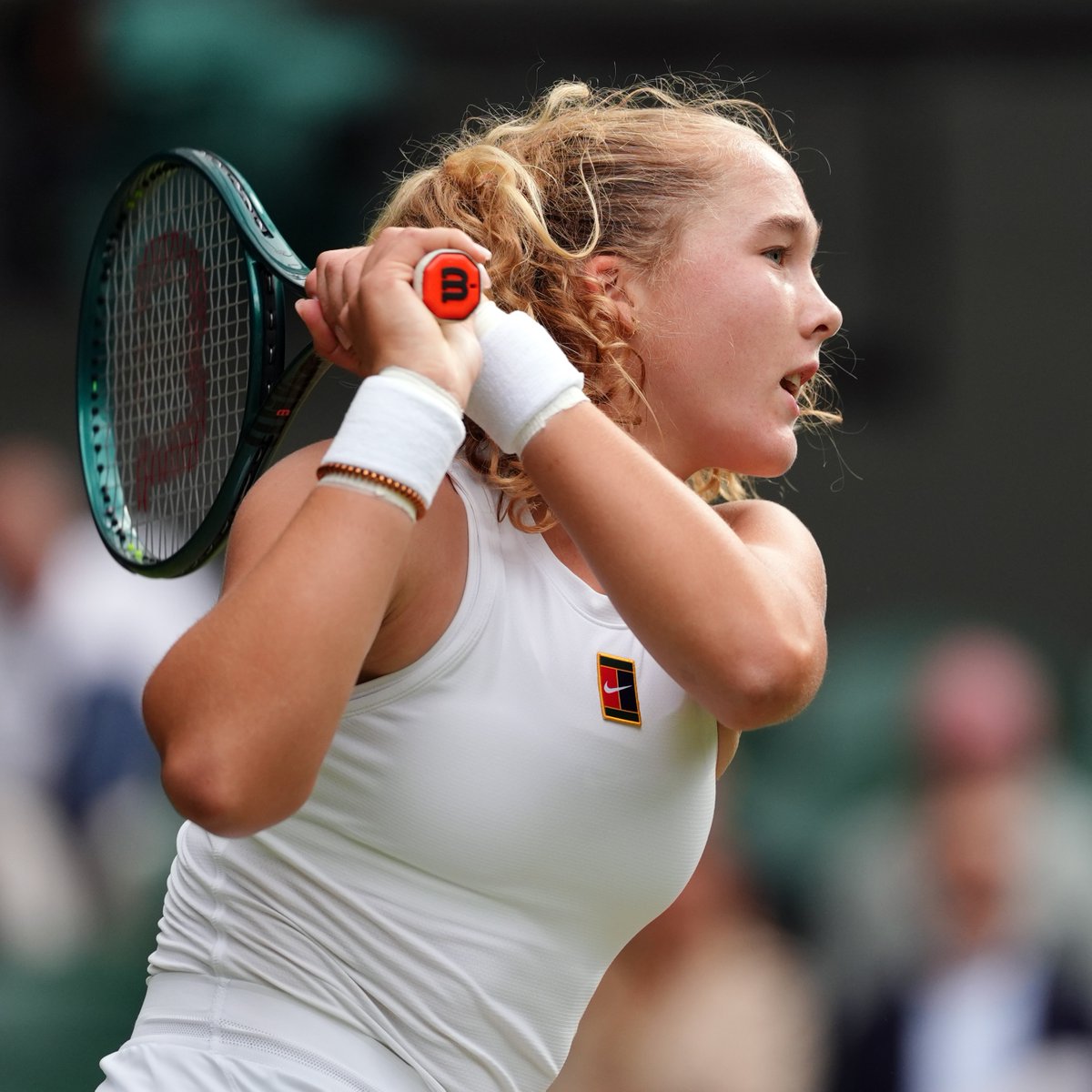 FIRST QUARTER-FINAL AT #WIMBLEDON FOR MIRRA ANDREEVA 🇷🇺 ✨

Mirra Andreeva dominates the TOP 10 matchup against Emma Navarro and reaches her third Grand Slam quarter-final.

At 18, she becomes the youngest player to reach the quarter-finals here since 2007. 💎

DAVAÏ MIRRA !!!