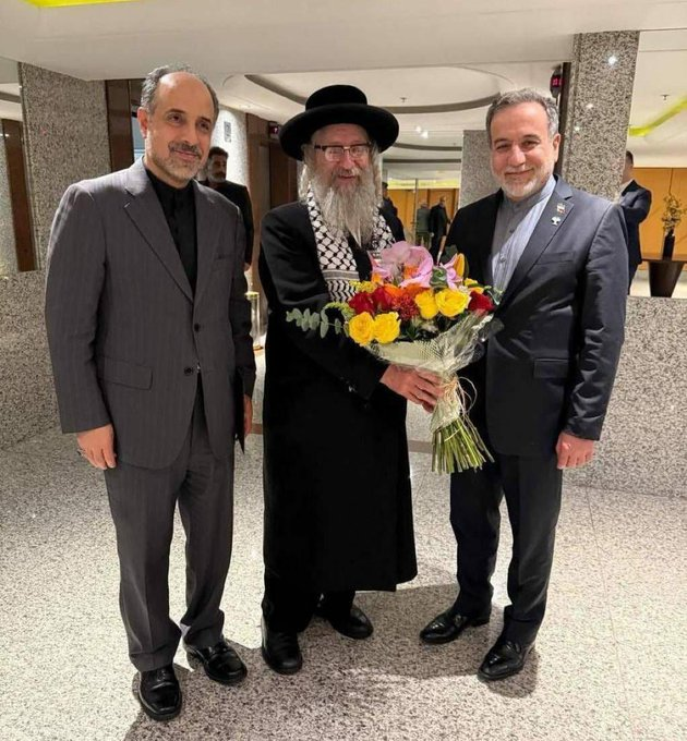 Rabbi Weiss from Neturei Karta met with the Iranian Foreign Minister Abbas Araghchi and presented the Iranian minister with a wreath of flowers.
