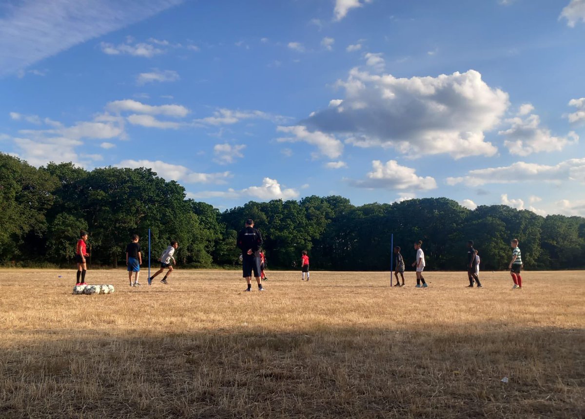 Our under 12’s at it again tonight. They are really starting to understand space awareness and trying to open up play.
Up the Mead 🔴⚫️🔴⚫️🔴⚫️