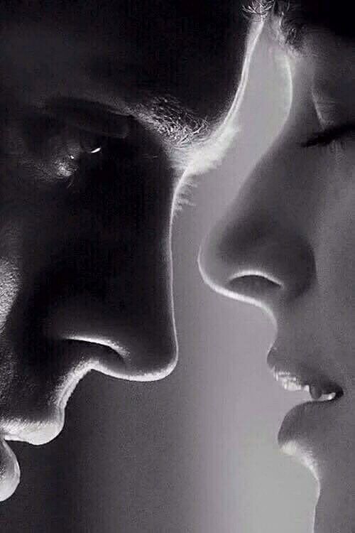 CUANDO YA ERA IMPOSIBLE...

Mejor que paremos ésto ahora,le susurré al oído tras aquel beso.

Tras  aquel beso ...

Justo en ese instante en el que ya era imposible de parar ..🖤✨
#Anónimo 

~Felices Sueños~🥀
          ✨💫✨