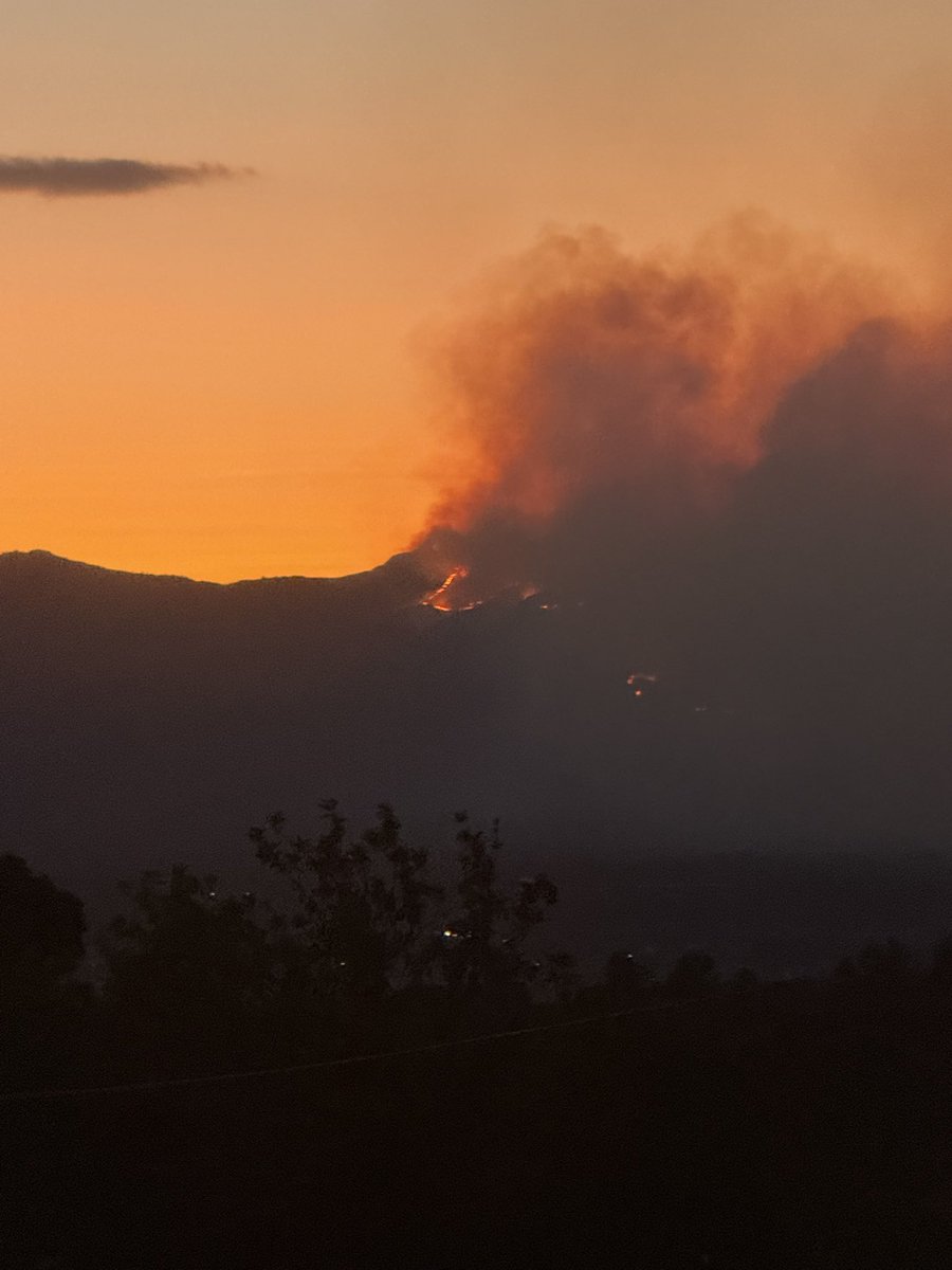 Quin drama tant gran l’incendi de #Pauls  #parcnaturaldelsPorts ! Ara mateix des de #Tortosa les imatges fan fredat. Tota la solidaritat i ànims als afectats, així com a tots els servidors públics i voluntaris que estan i estaran treballant en la seva extinció