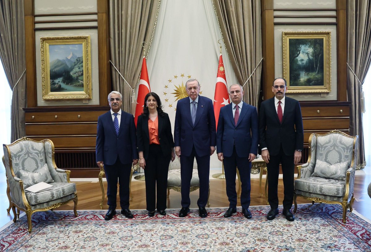 Cumhurbaşkanımız Recep Tayyip Erdoğan, DEM Parti'li Pervin Buldan ve beraberindeki heyeti Cumhurbaşkanlığı Külliyesi'nde kabul etti. 

Kabulde “Terörsüz Türkiye” hedefine ulaşmak için yürütülen çalışmalar ele alındı.