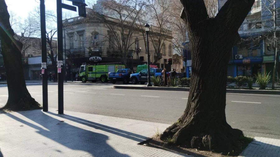 #Actualidad | #LaPlata Una joven de 24 años que cursaba un tratamiento psiquiátrico para controlar la depresión, derivó en un final fatal, al arrojarse desde el segundo piso de un edificio en Av 7 y 56. La joven dejó cartas insistiendo que lo que sucedería no era "culpa de nadie"