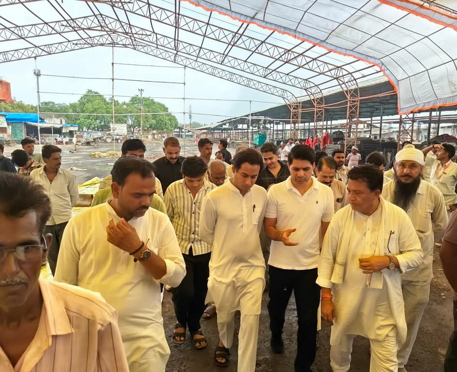RannvijayLochav's tweet photo. आज अशोकनगर में #NyaySatyagrah की तैयारियों का अंतिम निरीक्षण किया।
पूर्व मंत्री एवं विधायक श्री जयवर्धन सिंह जी,
अशोकनगर विधायक श्री हरि बाबू राय जी,
लोकसभा प्रत्याशी श्री राव यादवेंद्र सिंह जी,
जिला कांग्रेस अध्यक्ष एवं आसपास के जिलों के वरिष्ठ नेताओं क�� साथ स्थल पर तैयारियों की समीक्षा की गई।
8 जुलाई को न्याय के इस निर्णायक संघर्ष में सहभागी बनें।
#NyaySatyagrah