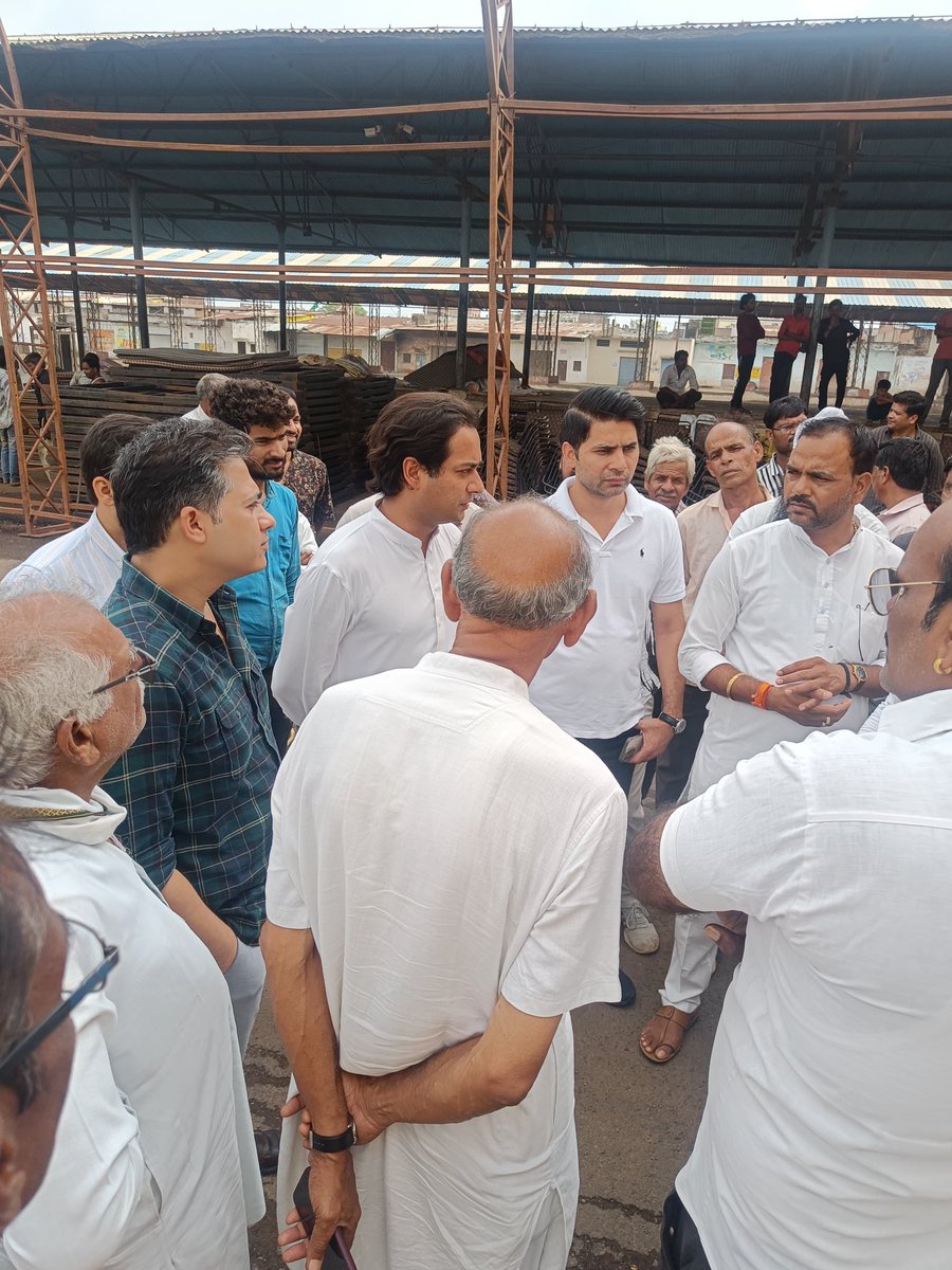 RannvijayLochav's tweet photo. आज अशोकनगर में #NyaySatyagrah की तैयारियों का अंतिम निरीक्षण किया।
पूर्व मंत्री एवं विधायक श्री जयवर्धन सिंह जी,
अशोकनगर विधायक श्री हरि बाबू राय जी,
लोकसभा प्रत्याशी श्री राव यादवेंद्र सिंह जी,
जिला कांग्रेस अध्यक्ष एवं आसपास के जिलों के वरिष्ठ नेताओं क�� साथ स्थल पर तैयारियों की समीक्षा की गई।
8 जुलाई को न्याय के इस निर्णायक संघर्ष में सहभागी बनें।
#NyaySatyagrah
