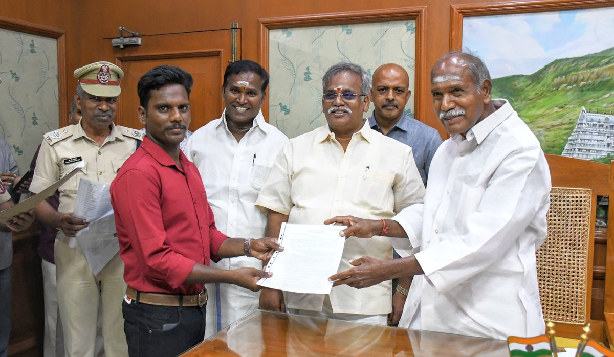 AKSaiJSaravanan's tweet photo. தீயணைப்புத் துறையில் பணியிடகளுக்கான தேர்வு முடிந்து அதற்கான பணி ஆணையும் மற்றும் பணிபுரியும் அதிகாரிகளுக்கு பதிவு உயர்வு வழங்குவதற்கான ஆணையும் முதலமைச்சர் அலுவலகத்தில் சபாநாயகர் மற்றும் முதலமைச்சர் முன்னிலையில் வழங்கப்பட்டது.@BJP4Puducherry @BlrNirmal @blsanthosh https://t.co/oAYcWPdZIC