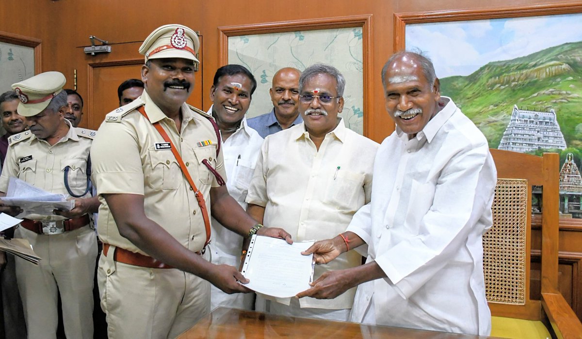 AKSaiJSaravanan's tweet photo. தீயணைப்புத் துறையில் பணியிடகளுக்கான தேர்வு முடிந்து அதற்கான பணி ஆணையும் மற்றும் பணிபுரியும் அதிகாரிகளுக்கு பதிவு உயர்வு வழங்குவதற்கான ஆணையும் முதலமைச்சர் அலுவலகத்தில் சபாநாயகர் மற்றும் முதலமைச்சர் முன்னிலையில் வழங்கப்பட்டது.@BJP4Puducherry @BlrNirmal @blsanthosh https://t.co/oAYcWPdZIC