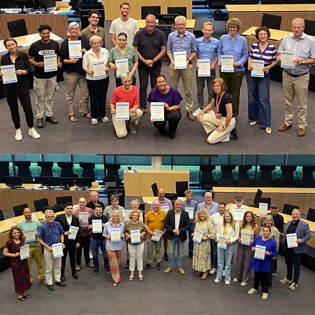 Frank den Brok (@vdgbrok) on Twitter photo 40 inwoners van onze gemeente hebben de cursus ‘politiek actief’ gevolgd. Een co-productie van <a href="/gemeenteoss/">Gemeente Oss</a> en <a href="/ProDemos/">ProDemos - Huis voor democratie en rechtsstaat</a>
Hopelijk zien we een aantal van hen terug op het gemeentehuis als fractielid, burgerlid of bij de diverse steunfracties van de Osse politieke partijen! 40 inwoners van onze gemeente hebben de cursus ‘politiek actief’ gevolgd. Een co-productie van <a href="/gemeenteoss/">Gemeente Oss</a> en <a href="/ProDemos/">ProDemos - Huis voor democratie en rechtsstaat</a>
Hopelijk zien we een aantal van hen terug op het gemeentehuis als fractielid, burgerlid of bij de diverse steunfracties van de Osse politieke partijen!