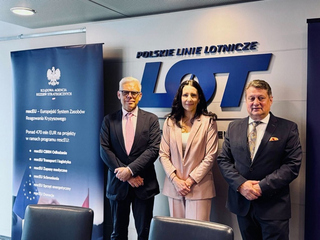 Maciej Popowski (@mpopowskieu) on Twitter photo Honoured to attend the signing of the agreement between @rars_gov_pl and <a href="/LOTPLAirlines/">Polskie Linie Lotnicze LOT</a> – enhancing the EU’s aerial response capacity under #rescEU, including for medical evacuations.
With 🇵🇱 hosting these dedicated planes, we’re boosting Europe’s emergency response. 🤝 Honoured to attend the signing of the agreement between @rars_gov_pl and <a href="/LOTPLAirlines/">Polskie Linie Lotnicze LOT</a> – enhancing the EU’s aerial response capacity under #rescEU, including for medical evacuations.
With 🇵🇱 hosting these dedicated planes, we’re boosting Europe’s emergency response. 🤝