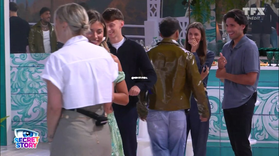 Vivian : "Viens voir là, Pamplemousse" 

Pimprenelle : "Comment je m'appelle ?" 

Vivian : "Paprika !" #SecretStory