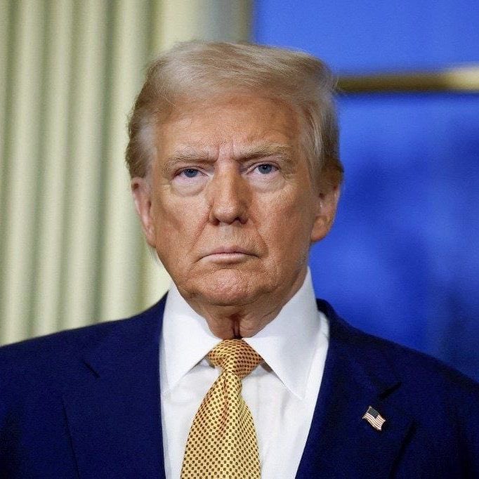 updatecultura's tweet photo. MATOU! Lula sobre Donald Trump ter saído em defesa de Bolsonaro:

“Tenho coisa mais importante para comentar do que isso. Esse país tem lei, tem regra e tem um dono, chamado povo brasileiro. Portanto, dê palpite na sua vida, e não na nossa". https://t.co/273rW9qr0g