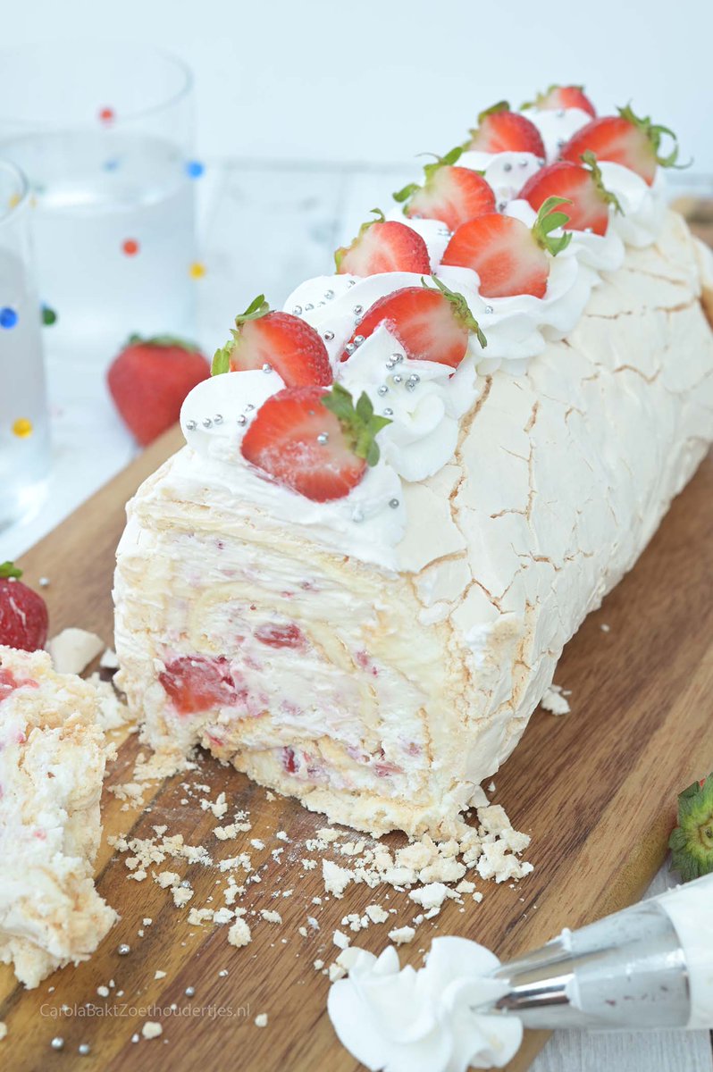 Wat een lekker zomers taartje en zo gemakkelijk te maken: Meringuerol met aardbeien. 
carolabaktzoethoudertjes.nl/post/meringuer…
