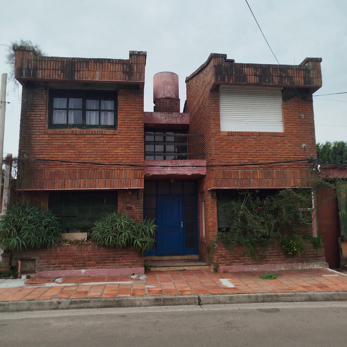 emepege's tweet photo. La Agencia Nacional de Vivienda (ANV), fiduciario del Fideicomiso Financiero Cartera Hipotecaria III, llevó a cabo este lunes el remate público de un inmueble en San Carlos, Maldonado, a cargo del martillero Mario Carranza.
El bien, adjudicado por 3.725.000 pesos a uno de los cuatro presentes en la subasta, representa una oportunidad en la ciudad carolina.
El remate, dispuesto el 13/06/2025, atrajo a cuatro interesados, y Carranza bajó el martillo a la oferta referida.
El solar, empadronado con el número 7839, ubicado en calle Ituzaingó, entre Rincón y Ramírez, San Carlos, tiene 247 m² y 39 dm², con una vivienda de tres dormitorios. Estaba ocupado por una persona que recuperó la libertad semanas atrás, sin contrato de arrendamiento registrado al 13/05/2025.
La ANV aplicará el artículo 81 de la Carta Orgánica del Banco Hipotecario del Uruguay (BHU) para entregar el inmueble libre de ocupantes. La propiedad mantiene una deuda de $193.000 en impuestos municipales.
La ejecución se basó en los artículos 80 y 81 de la Carta Orgánica del BHU, modificados por la Ley 19.924 y el Decreto 269/021, vinculada a una hipoteca Clase 76, Serie 150, Nº 68105, a nombre de Juan Dardo Fernández de León, Virginia Ximénez Guerra y/o sucesores. El comprador abonó en el acto $26.664 por gastos de remate, 5% de la oferta ($186.250) como seña, 1% de comisión al rematador más IVA y 1% de impuesto municipal (Ley 12.700). La oferta superó las 2.933 U.R. ($5.359.104 al valor de junio 2025: $1.827,85), requiriendo el pago de la diferencia. El saldo o precio total debe integrarse en 10 días tras la aprobación del remate. La escrituración, dentro de los 10 días de notificado, incluye gastos, impuestos, honorarios, consumos, tasa de saneamiento (Ley 18.840) e Impuesto de Enseñanza Primaria, además de la deuda municipal.