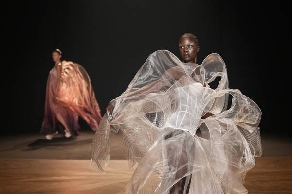 Iris van Herpen kleidet die Frau als Qualle und Schiaparelli schickt sie in die Zukunft ow.ly/TU6n106f20w